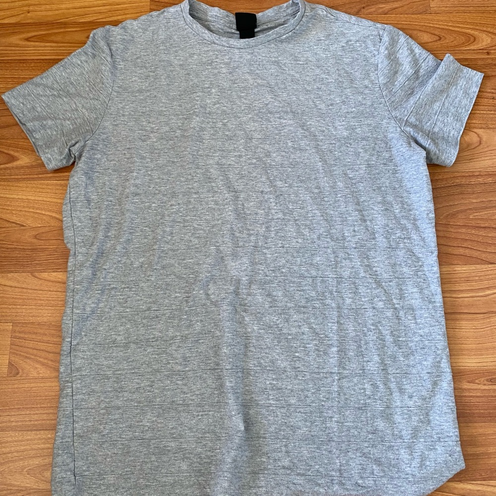 Gray H&M short sleeve tee shirt with subtle gray stitched in stripes.